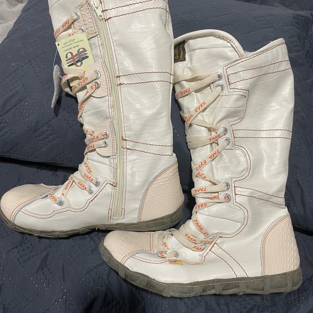 Stylish White Winter Boots with Orange Accents